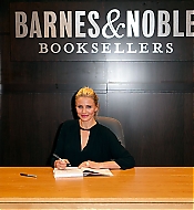 BarnesandNoblesBookSigning-017.jpg