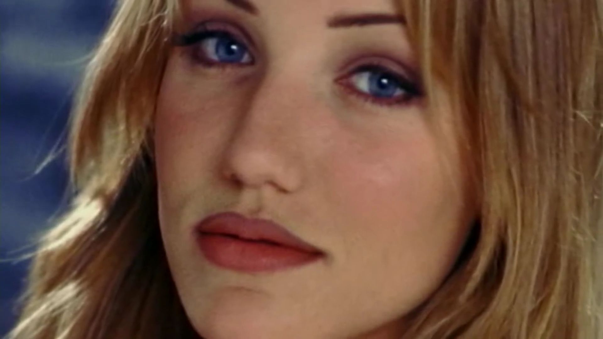 TheMaskFeaturetteReturnToEdgeCity-017.jpg
