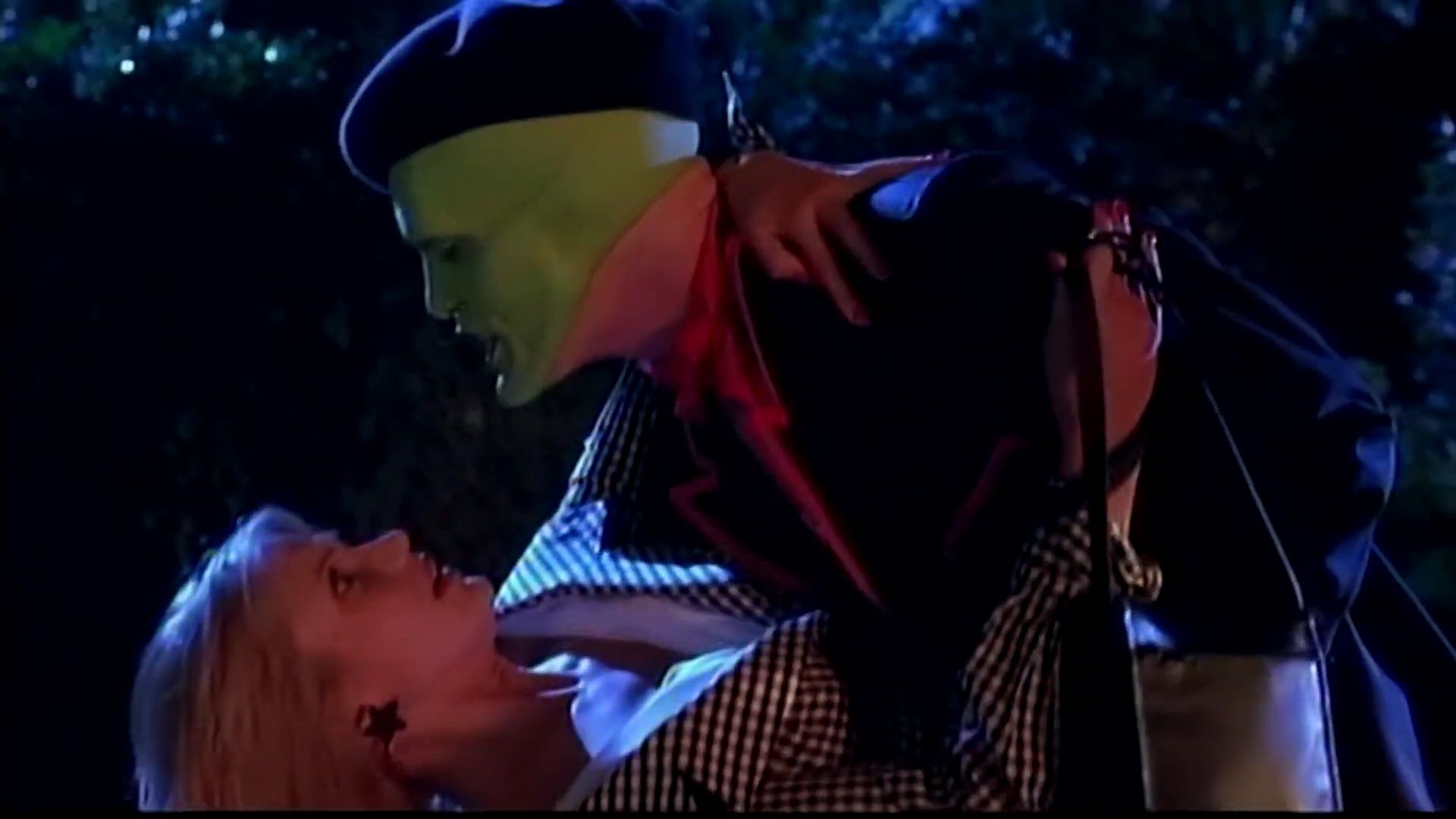 TheMaskFeaturetteReturnToEdgeCity-053.jpg