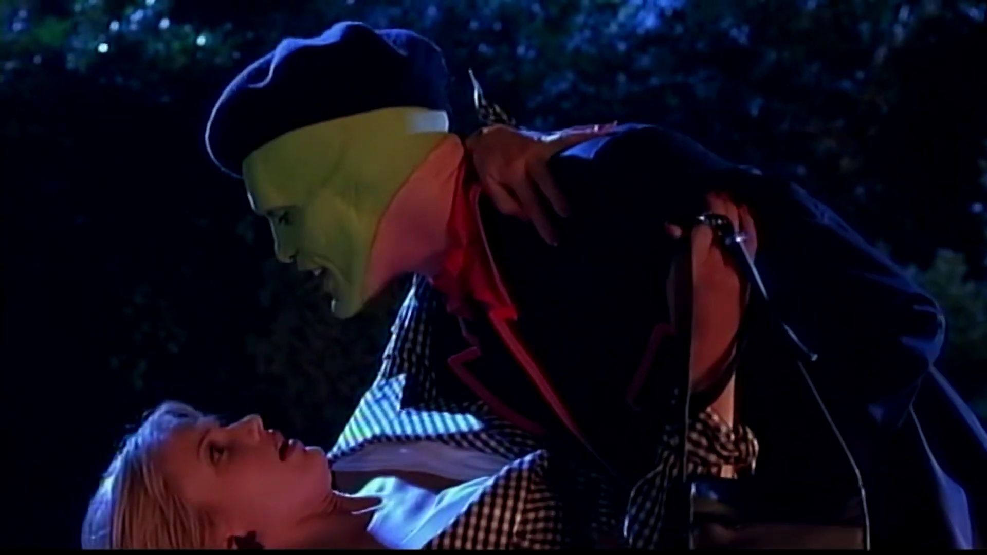 TheMaskFeaturetteReturnToEdgeCity-054.jpg