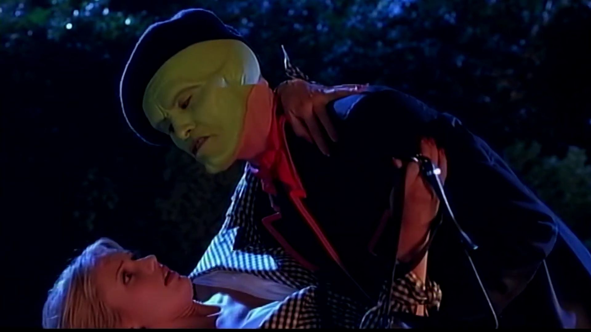 TheMaskFeaturetteReturnToEdgeCity-055.jpg