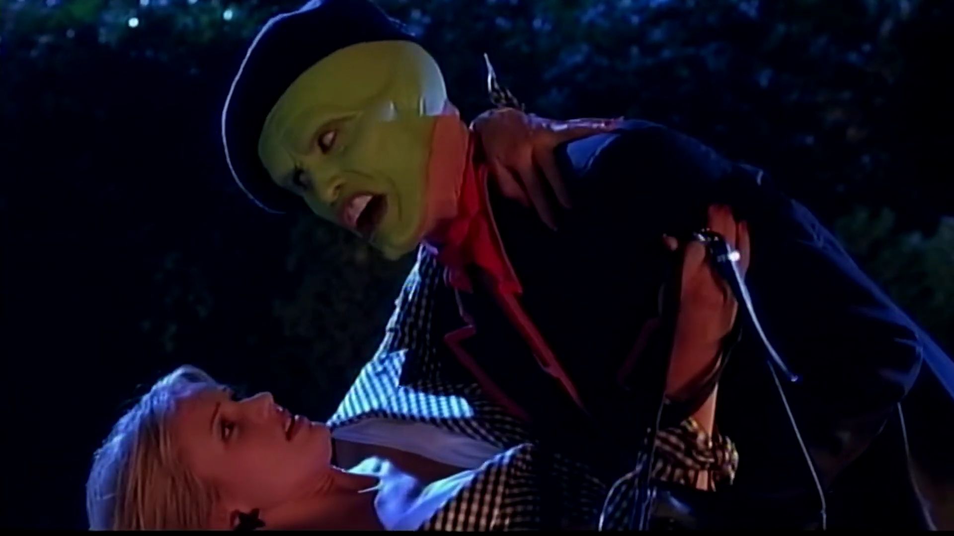 TheMaskFeaturetteReturnToEdgeCity-056.jpg
