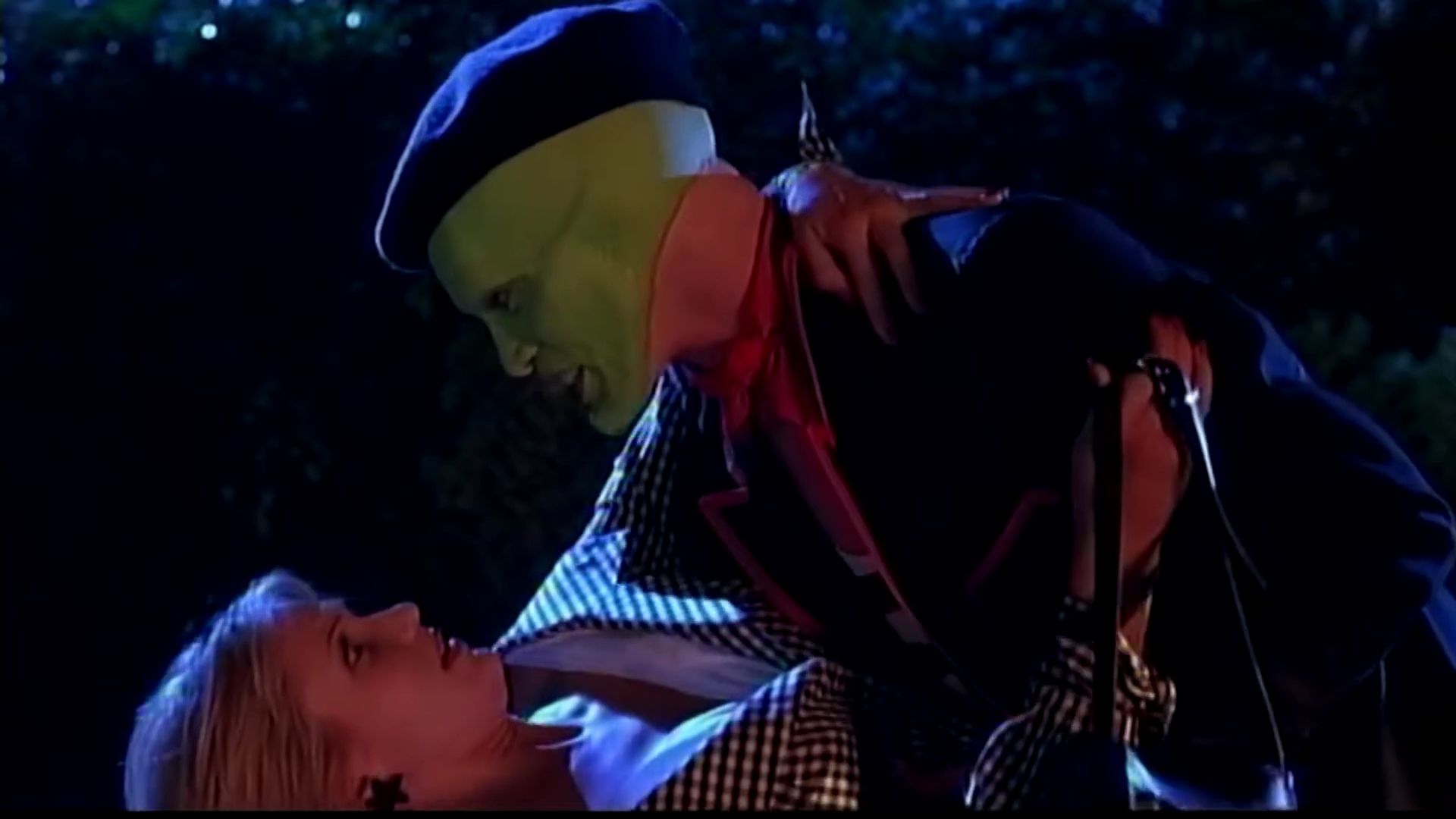 TheMaskFeaturetteReturnToEdgeCity-057.jpg