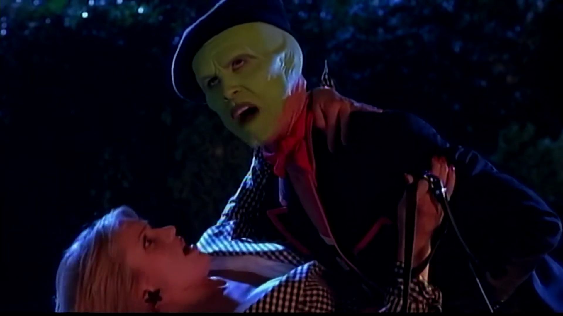 TheMaskFeaturetteReturnToEdgeCity-059.jpg
