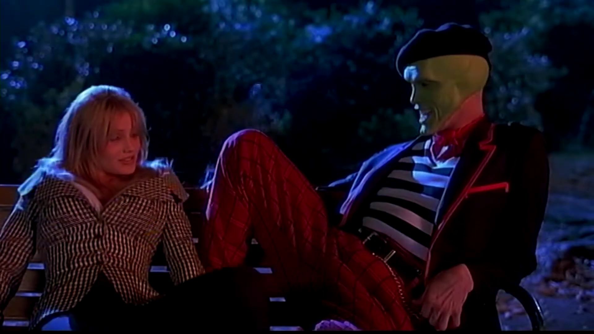 TheMaskFeaturetteReturnToEdgeCity-072.jpg